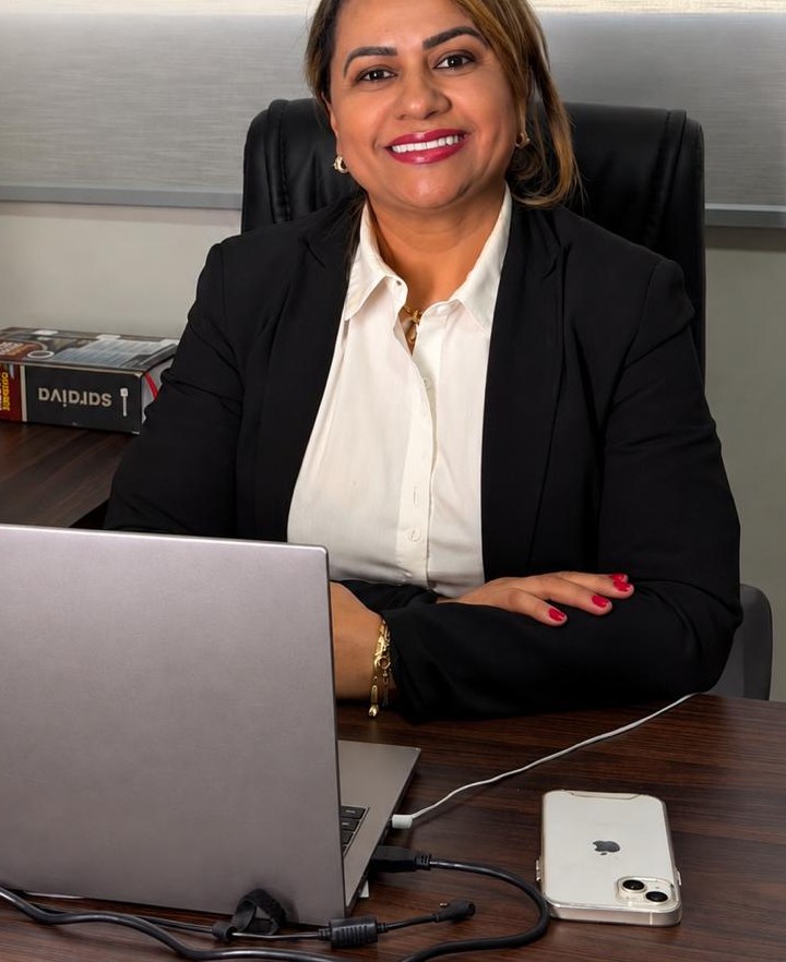 Dra. Ana Santos em seu escritório
